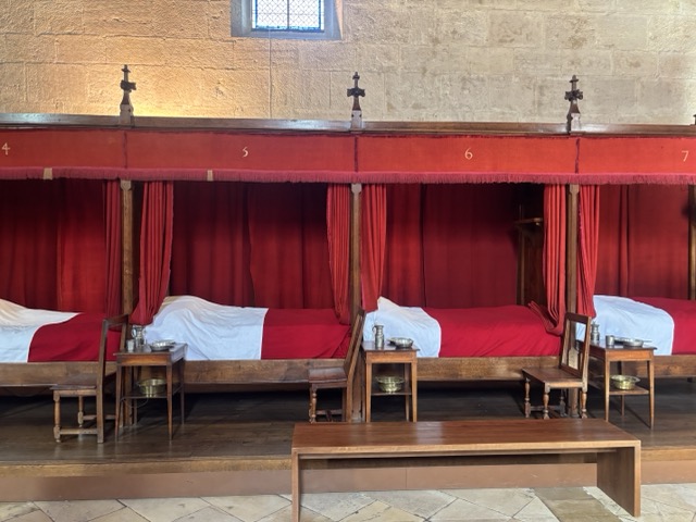 法國勃艮第景點|法國博訥主宮醫院 Hospices de Beaune——最後的審判收藏地 7 法國勃艮第區景點 博訥 Beaune 法國博訥主宮醫院 最後的審判 窮人大廳