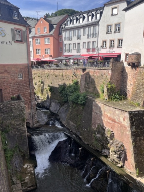 德國Saarburg一日遊|瀑布著落在小鎮中心!? 3 德國Saarburg 德國旅遊 德國景點 Saarburg瀑布