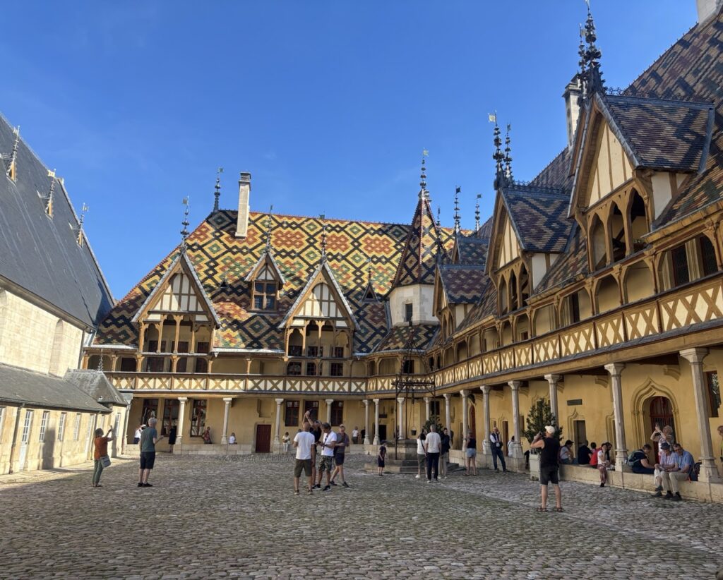 法國勃艮第景點|法國博訥主宮醫院 Hospices de Beaune——最後的審判收藏地 3 法國勃艮第區景點 博訥 Beaune 法國博訥主宮醫院