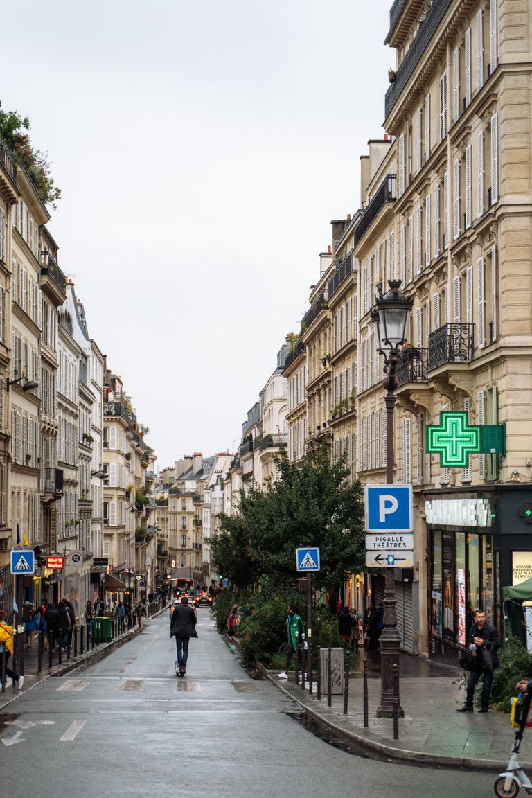 巴黎哪間藥妝店最便宜?15個法國藥妝店必買! 9 Charming rainy day in Montmartre with classic Parisian architecture and wet cobblestones.