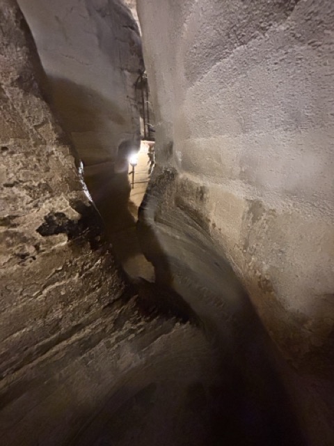 法國Les Grottes de La Balme 法國天然神秘洞穴 法國里昂附近景點 狹窄通道