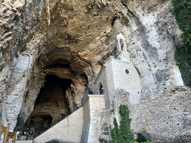 法國Les Grottes de La Balme 法國天然神秘洞穴 法國里昂附近景點 雙層教堂