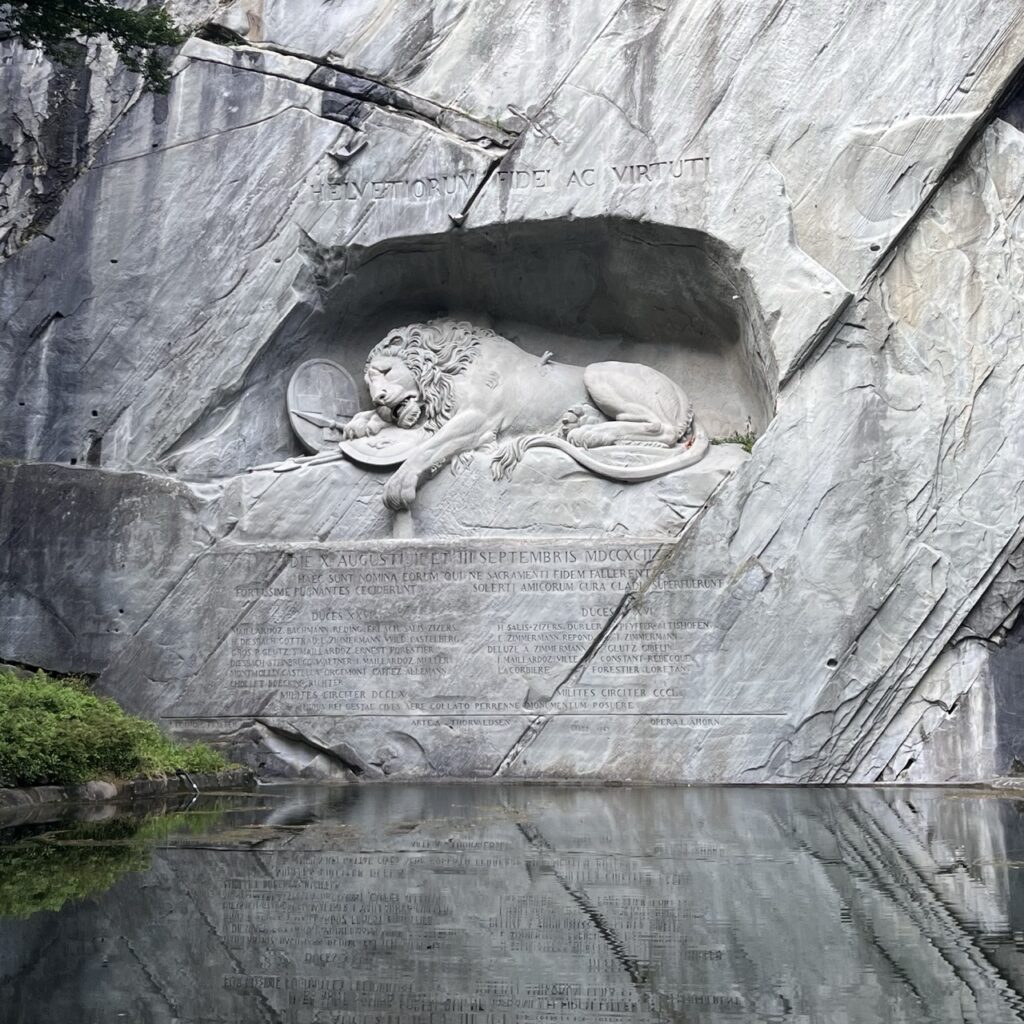 瑞士琉森Lucerne / Luzern|夢幻小鎮6大必訪景點大公開! 4 瑞士琉森Lucerne 瑞士琉森Luzern Lucerne景點 獅子紀念碑 Lion Monument