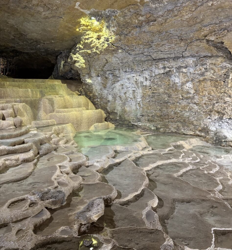 法國Les Grottes de La Balme 法國天然神秘洞穴 法國里昂附近景點 石灰華堤池