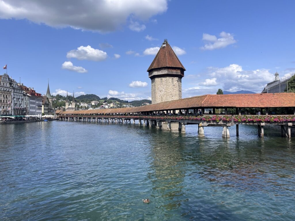 瑞士琉森Lucerne / Luzern|夢幻小鎮6大必訪景點大公開! 3 瑞士琉森Lucerne 瑞士琉森Luzern Lucerne景點 卡佩爾橋 Chapel Bridge