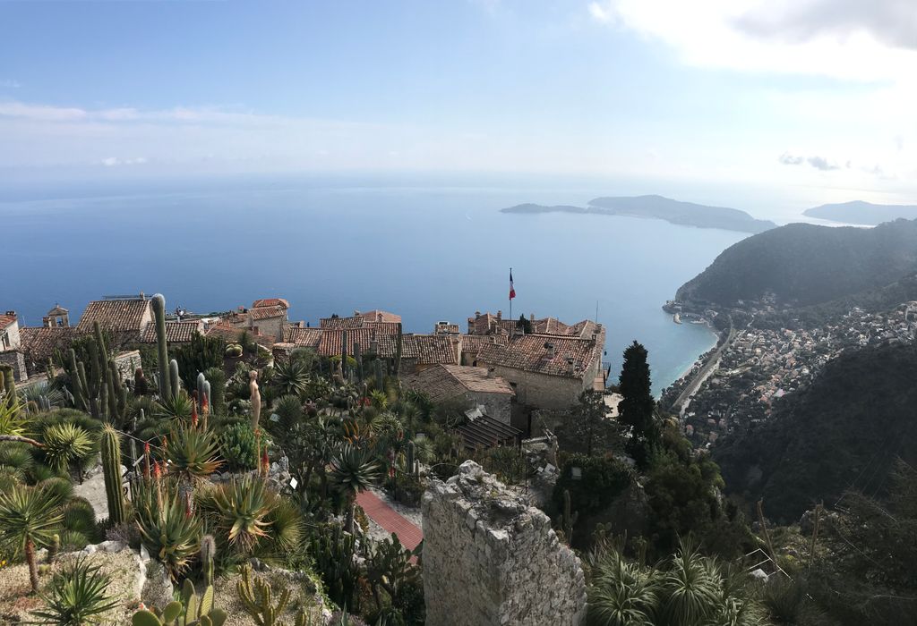 法國埃茲 Èze全攻略:交通、景點、美食、尼采步道筆記 3 Aerial view of Èze village, a picturesque landscape with the Mediterranean Sea in the background.