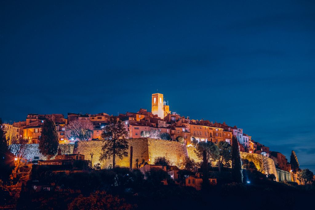 南法聖保羅Saint-Paul-de-Vence:不只是藝術之村,還有延續百年的聖嘉蘭節 13 From below of amazing aged Saint Paul de Vence commune with illuminated buildings and ancient bell tower located on hill against evening sky
