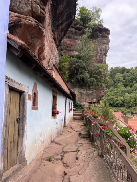 法國阿爾薩斯最神奇的建築:整棟房子嵌進岩壁裡 |Maisons des Rochers de Graufthal 3 中IMG 9991