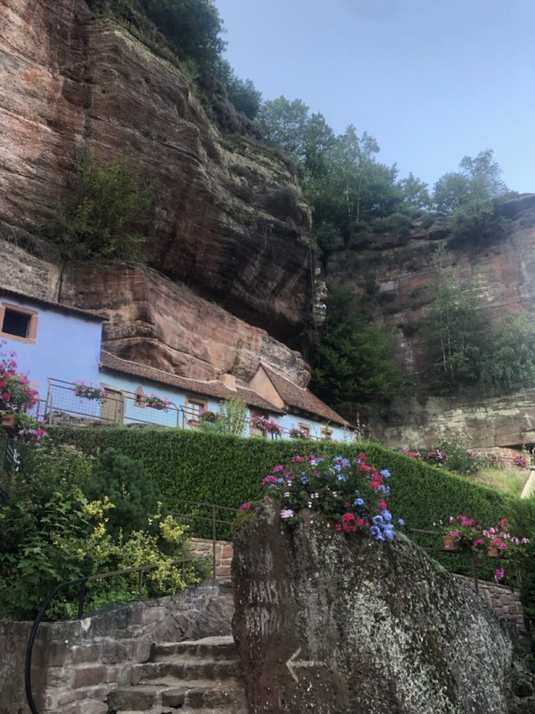 法國阿爾薩斯最神奇的建築:整棟房子嵌進岩壁裡 |Maisons des Rochers de Graufthal 3 Maisons des Rochers de Graufthal 格羅夫塔爾岩石屋 阿爾薩斯景點 法國奇觀